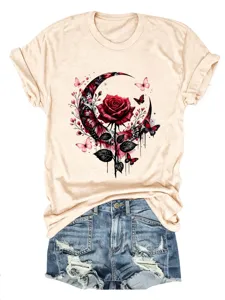 Nahaufnahme des roten Rosen- und Mond-Grafikdrucks auf dem lässigen Baumwoll-T-Shirt.