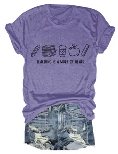 T-shirt violet décontracté à manches courtes avec citation et short en jean destroy.
