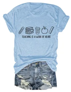 T-shirt décontracté pour femme avec motif enseignant col rond manches courtes détail.