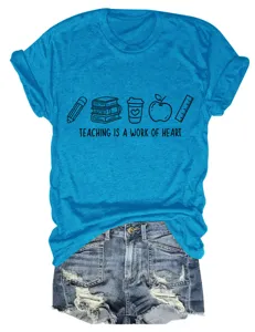 Vue de détail du t-shirt à manches courtes bleu vif pour femme avec imprimé enseignant.
