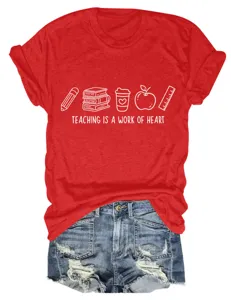 T-shirt à manches courtes rouge pour enseignant avec cœur et short en jean.