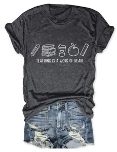 Vue détaillée du t-shirt graphique à manches courtes gris foncé avec citation d'enseignant.