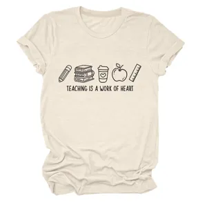 Gros plan détaillé sur le t-shirt graphique décontracté pour enseignant en tissu beige.