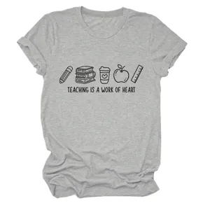 Gros plan sur l'imprimé graphique et la texture douce du tissu de ce t-shirt décontracté.