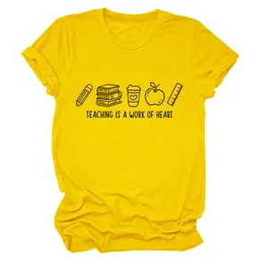 Gros plan détaillé du t-shirt enseignant jaune avec un graphique mignon et une citation.