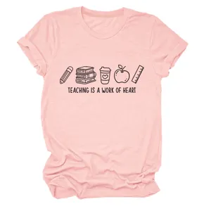 Détail de t-shirt à manches courtes pour femmes avec impression graphique sur le thème des profs.