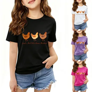Details du t-shirt a manches courtes pour enfants avec motif de poulet et slogan.
