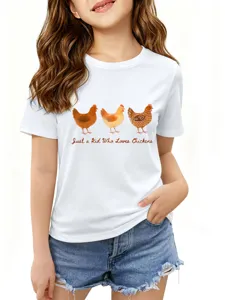 Gros plan détaillé d'un t-shirt en coton pour enfants avec un joli imprimé de poulet.