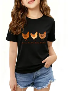Vue détaillée de l'imprimé poulet rigolo et du tissu doux de ce t-shirt noir décontracté.