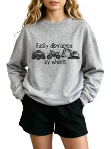Grauer Langarm-Crewneck-Sweatshirt-Detail mit Fahrzeuggrafik und witzigem Textaufdruck.
