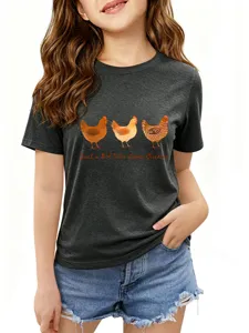 Gros plan détaillé du t-shirt manches courtes enfant avec joli imprimé graphique de poulets.