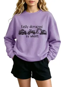 Lässiges lilafarbenes Langarm-Sweatshirt mit Rundhalsausschnitt und coolem Fahrzeug-Druck.