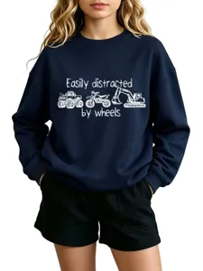 Detailaufnahme eines dunkelblauen Sweatshirts mit coolem Fahrzeug Grafikprint vorne.