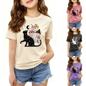 Dettagli della t-shirt manica corta da bambina con grafica gatto fungo e tessuto morbido.