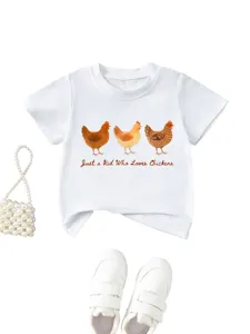Détail en gros plan du joli graphique de poulet aquarelle sur t-shirt blanc pour enfants.