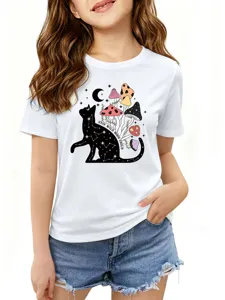 Vista dettagliata della stampa grafica con gatto e funghi su questa maglietta di cotone.