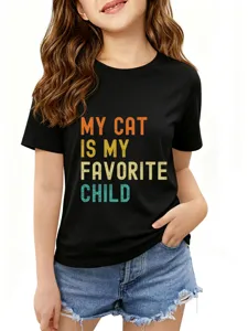 Detailaufnahme eines schwarzen Kurzarm-T-Shirts mit retro Katzenliebhaber Slogan Druck.