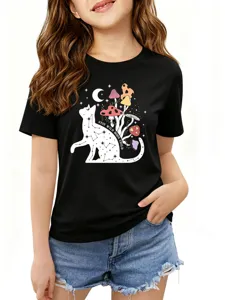 T-shirt grafica nera per bambini con stampa di gatto e funghi, maniche corte comode.
