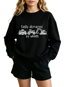 Detailansicht des stilvollen schwarzen Langarm-Sweatshirts mit witzigem Fahrzeug-Text-Print.