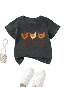 T-shirt gris à manches courtes pour enfants avec imprimé poulet mignon et texte amusant.
