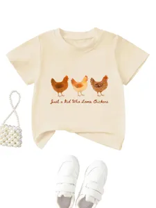 T-shirt beige à manches courtes pour enfants avec imprimé poulet mignon et détail typographique.