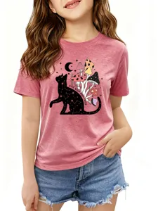 Primo piano della stampa grafica con gatto e funghi carina su t-shirt rosa da bambini.