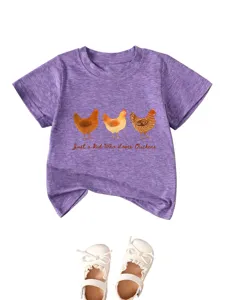 Vue détaillée du t-shirt à manches courtes pour enfants violet chiné avec des poulets.