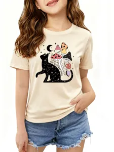 Vista dettagliata della t-shirt beige a maniche corte con stampa gatto e funghi neri.