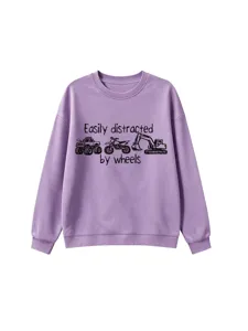 Detailansicht des violetten Sweatshirts mit lustigem Lastwagen und Rädern Motiv.