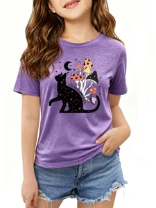 Primo piano dettagliato della t-shirt viola con stampa di gatto e funghi per bambini.