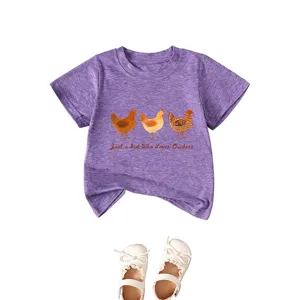 Joli t-shirt violet à manches courtes pour enfants avec motif de poulet amusant et slogan mignon.