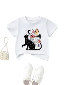 Primo piano dettagliato della graziosa t-shirt per bambini a maniche corte con grafica di gatto.