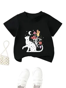 Vista dettagliata della t-shirt nera per bambini con stampa di gatto, funghi e costellazioni.