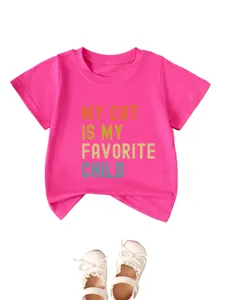 Rosa Baumwoll Kurzarm Kinder T-Shirt mit lustigem Katzen-Spruch und süßen Babyschuhen.