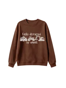 Braunes Kinder Sweatshirt mit Auto-Grafik und Buchstaben. Bequemes und lässiges Oberteil für Alltag.