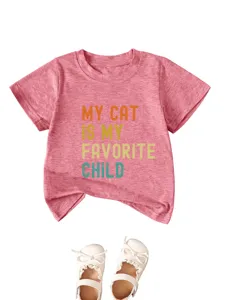 Detailansicht des niedlichen Kinder-T-Shirts mit rosa meliertem Stoff und lustigem Katzen-Text.