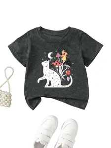 Maglietta per bambini grigia scura a maniche corte con grafica di gatto e funghi.