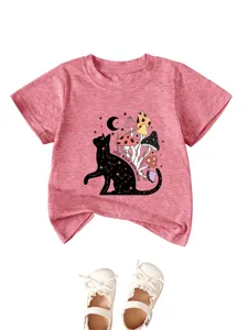 Maglietta rosa per bambini con stampa di gatto nero e funghi, comode maniche corte di qualità.