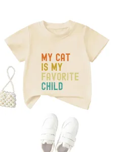 Nahaufnahme des lässigen Kinder T-Shirts mit Tiermotiv Druck und weichem Stoff.