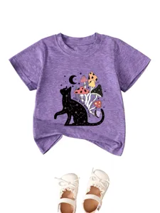 Vista dettagliata della t-shirt viola da bambini con motivo gatto luna fungo e scarpe abbinate.