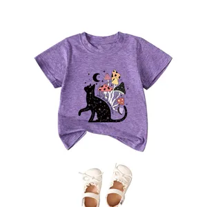 Deliziosa maglietta viola per neonati con gatto celeste e funghi abbinata a scarpe bianche per bimbi.
