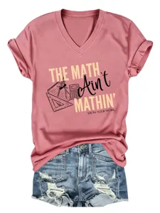 Vista di dettaglio della t-shirt rosa scollo a V con stampa matematica divertente e jeans.