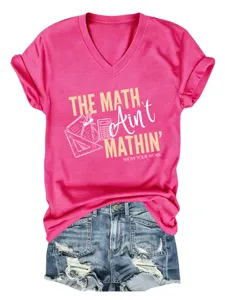 Maglietta rosa con scollo V e maniche corte con stampa citazione matematica e pantaloncini.