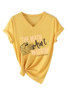Dettaglio di t-shirt gialla a V a maniche corte con grafica di matematica e nodo.