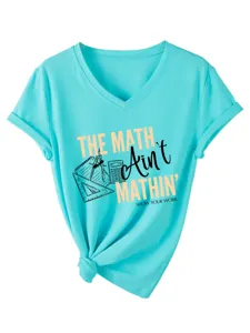 Primo piano della stampa con frase divertente sulla matematica nella maglietta verde.