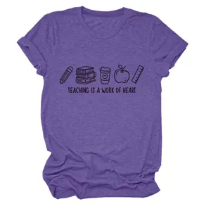 T-shirt violet de professeur à manches courtes avec icônes éducatives et texte de cœur