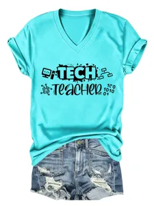 Dettaglio ravvicinato della maglietta turchese scollo V con stampa tech teacher e pantaloncini.