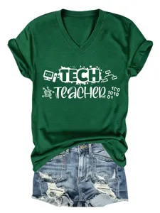 Maglietta verde scollo a V manica corta tech teacher con grafica codice binario computer.
