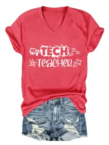 Vista dettagliata della t-shirt scollo a V tech teacher con grafica informatica e tessuto morbido.
