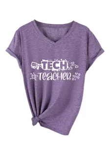 Vista dettagliata della t-shirt viola scollo a V tech teacher con stampa grafica e nodo.